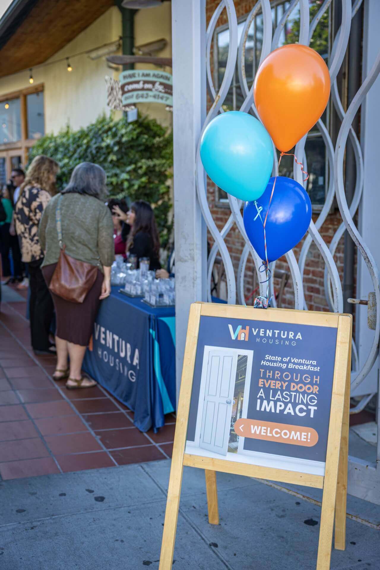 the event sign with balloons